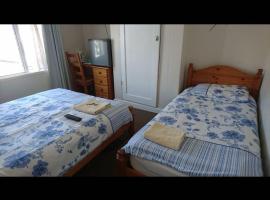 Room in Guest room - Comfortable Family room with Tv, Free Fast Wifi, Sleeps 4 with 1 Bunk Bed，位于海斯的旅馆