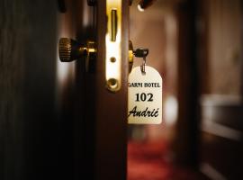安德里奇卡尔尼酒店，位于松博尔的旅馆