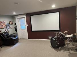 5BRwithBand&Piano setup Private Gym Theater&Entry at Cherry Hill，位于樱桃山的酒店