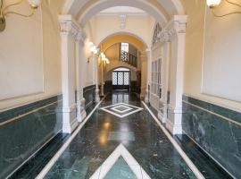 维多利亚公寓式酒店，位于的里雅斯特的带热水浴缸的酒店