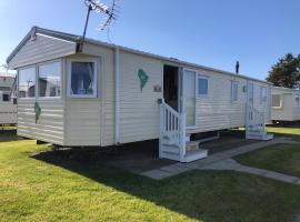 10 berth caravan on marine park in Rhyl，位于拉尔的酒店