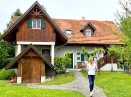 Landhaus Bender Ferienwohnung mit Terrasse und Garten，位于Straden的带停车场的酒店