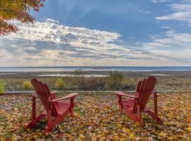 MOWEB - CHALET BORD DE L'EAU AVEC PLAGE iLE ORLEANS，位于Saint-Laurent-de-l'ile d'Orleans的木屋