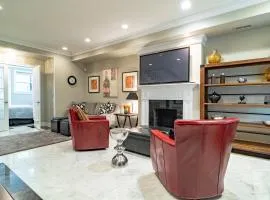 Luxurious Gold Coast 4BR 4-Story Villa with Parking Sleeps 12 Guests
