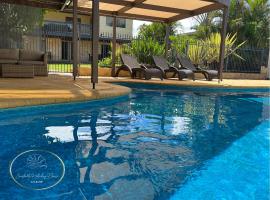 Seashells Holiday House - Kalbarri，位于卡尔巴里的带泳池的酒店