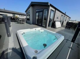 Indulgence Lakeside Lodge i3 with hot tub, private fishing peg situated at Tattershall Lakes Country Park，位于塔特舍尔的酒店