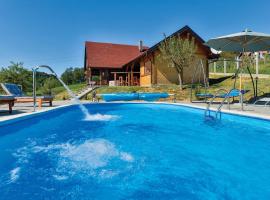 Stunning Home In Radakovo With Outdoor Swimming Pool，位于Radakovo的别墅