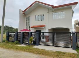 Lucky Swiss Transient House Alaminos - Entire House near Hundred Islands，位于Bolo的海滩短租房