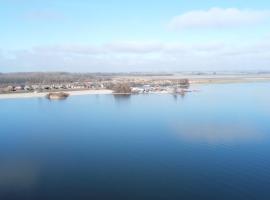 B&B Veluwemeer, jacuzzi, swim spa, sauna, steam bath and sandy beach，位于比丁赫伊曾的酒店