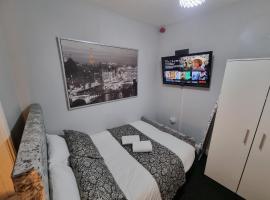 * Well equipped apartment for a relaxing cosy and luxurious fun stay + Free Parking + Free Fast WiFi *，位于Beeston Hill的酒店