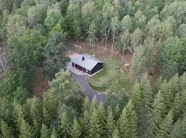 Stuga (Cottage) &aring;laryd，位于斯切灵加德的带热水浴缸的酒店