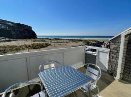 Whispering Waves in Porthtowan @ Cornwall Coastal Holidays，位于波斯陶恩的酒店