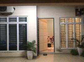 Terrace house near Stulang Laut CIQ Midvalley KSL for 7Pax，位于新山的酒店