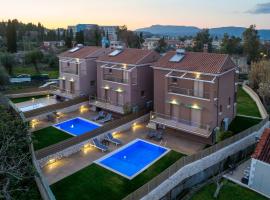 Efilenia Luxury Villas，位于科孚镇的带泳池的酒店
