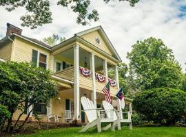 The Yellow House on Plott Creek，位于韦恩斯维尔的酒店