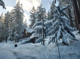 Mountain Cabin in Zephyr Cove beach, slopes, and hot tub，位于西风湾的酒店