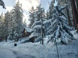 Mountain Cabin in Zephyr Cove beach, slopes, and hot tub