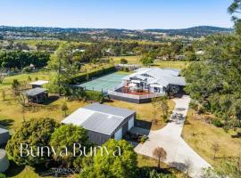 Bunya Bunya Luxury Estate Toowoomba set over 2 acres with Tennis Court，位于土乌巴的酒店