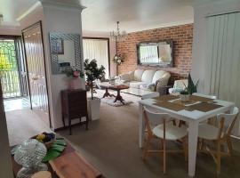 The Junction Estate COOL CALM COZY A Home N Host Property，位于Wallerawang的带停车场的酒店