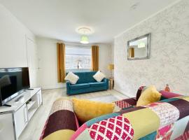 Hazel House - Vibrant 2 bed house in Wishaw，位于威萧的酒店