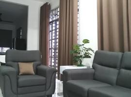 Simple Home by Aimie Fully Aircond，位于龙运丹戎加拉海滩附近的酒店