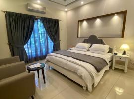 Luxury Guest House in Bahria Town，位于拉瓦尔品第的酒店