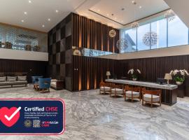 The Capital Hotel and Resort Seminyak - CHSE Certified，位于塞米亚克佩提腾格区的酒店