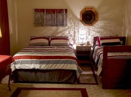 Mickelson Trail Treehouse Suite in the heart of the beautiful Black Hills，位于希尔城的家庭/亲子酒店
