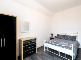 Two bedroom holiday apartment Colwyn Bay，位于科尔温湾的海滩短租房