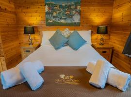 Wall Eden Farm - Luxury Log Cabins and Glamping，位于海布里奇的山林小屋