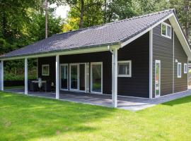 Holiday home with covered terrace in Rhenen，位于雷嫩的乡村别墅