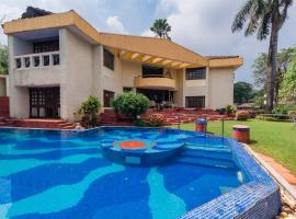 StayVista's Shantam House - Dive into relaxation with a pool and tennis lawn，位于罗纳瓦拉的酒店