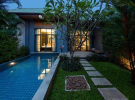 Villa Hahana | 3 Bedroom Private Pool Villa in Popular Kokyang Estate | 3 min to Naiharn Beach，位于拉威海滩的乡间豪华旅馆