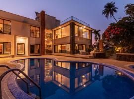 Our Beloved Summer by StayVista - Offering a swimming pool, expansive lawn, badminton court and indoor games，位于阿利鲍格的酒店