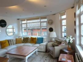 Lovely 2 bed flat in the VERY CENTRE of Newcastle，位于泰恩河畔纽卡斯尔诺森比亚大学附近的酒店