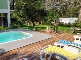 Casa com piscina, espaço gourmet e salão de jogos.