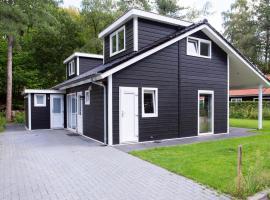 Beautiful house with covered terrace in Rhenen，位于雷嫩的酒店