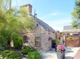 Breton stone house very close to the beach, Landéda，位于朗代达的度假屋