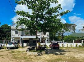 RedDoorz @ RGE Pension House near Kalanggaman Island，位于Palompon的酒店
