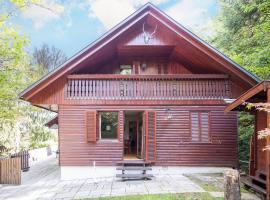 Panoramic Forest Chalet Bled Lake View，位于布莱德的木屋