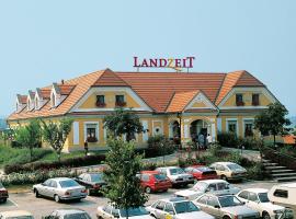 Landzeit Autobahnrestaurant & Motorhotel Loipersdorf，位于Kitzladen的带停车场的酒店