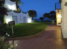 Little Paradise . Apartment in front of the sea，位于科马鲁加的公寓