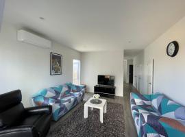4 bedroom home fully furnished in Papakura, Auckland，位于奥克兰的酒店