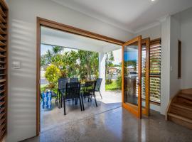 Cedar Family Getaway Villa elegant, modern, sunny，位于棕榈湾的酒店