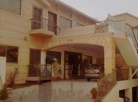 Luxury Palace Peshawar，位于白沙瓦Tahmas Khan Stadium附近的酒店