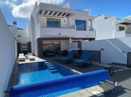 Super cool villa in Los Cristianos，位于洛斯克里斯蒂亚诺斯的别墅