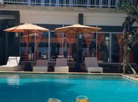Villa Agung Beach Inn，位于罗威那的酒店