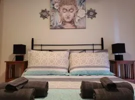 Bajo de esencia relajante con piscina privada y patio!