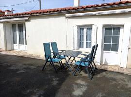 GITE ENTRE TERRE ET MER GRAND STUDIO，位于Mareuil-sur-Lay的度假屋