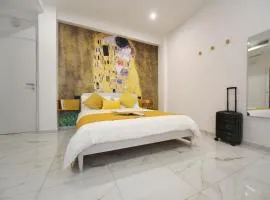 Be Coloured - Boutique Art Rooms in Naples
